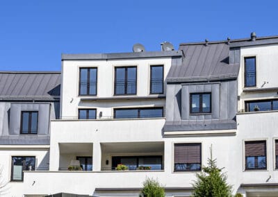 Dach mit Stehpfalztechnik