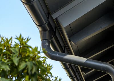 Dachumdeckung mit Außendämmung und Schornstein mit Stehpfalztechnik