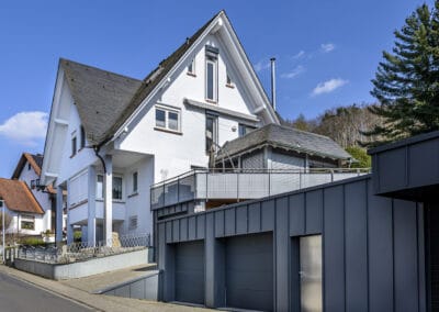 Schieferdach und Garage mit Stehpfalztechnik